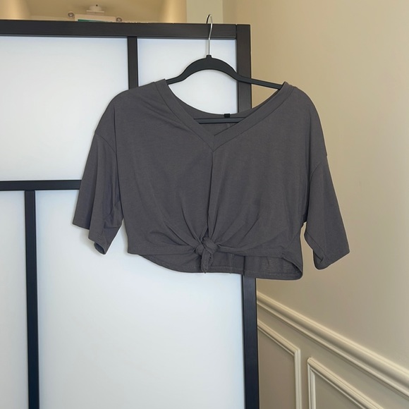 Grey crop top with knot in the front - Picture 1 of 2